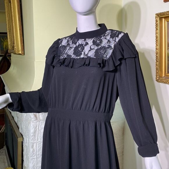 Retro Black Ruffle, Lace & Puffy Sleeves Maxi Dress - Picture 6 of 9